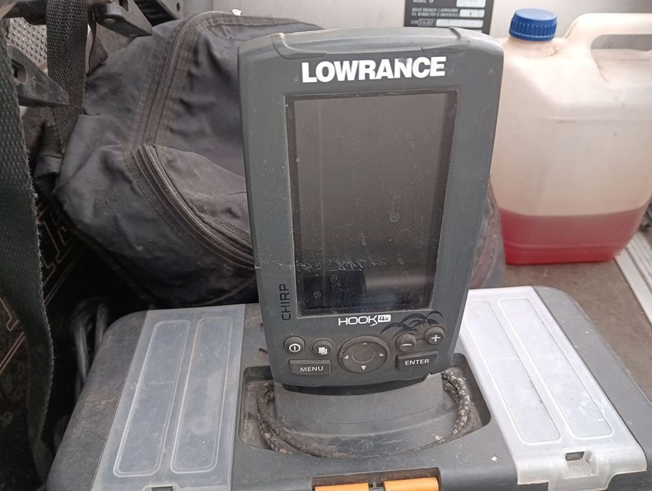 Риболовна лодка в комплект с колесар и сонар