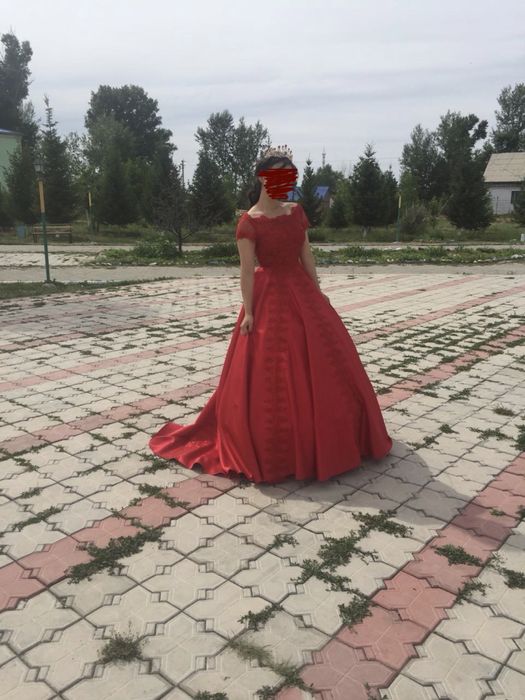Продается бальное платье красного цвета