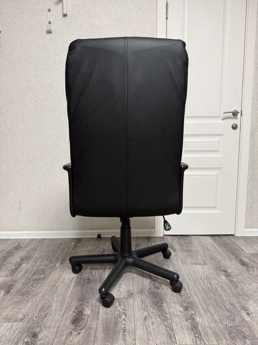 Офисное кресло кожаное