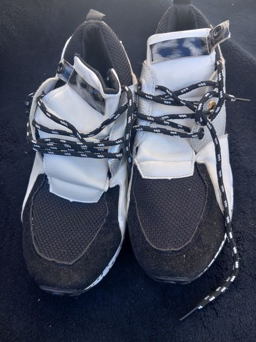 Vând adidași,  doua modele 60 lei buc.