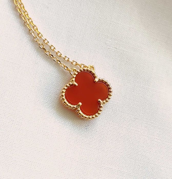 Дамско колие с детелина от червен карнелин на Van Cleef & Arpels VCA