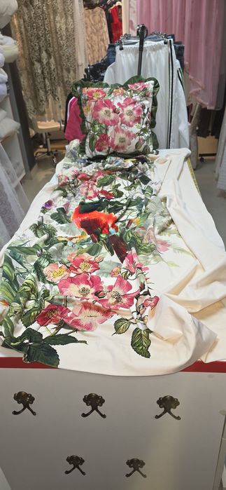 Set draperie cu pernă.draperiile sunt doar cate o bucata ,accesorizate cu rejansă.Au lățime de 150 cu înălțime de 160.