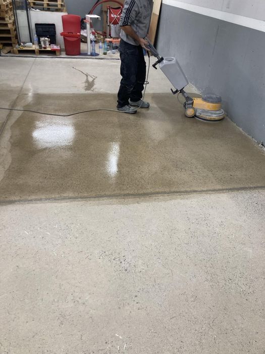 Машинно измиване и импрегниране на шлайфан бетон и каменни настилки
