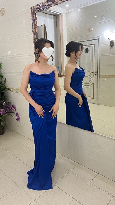 Вечернее платье с вырезом на ноге