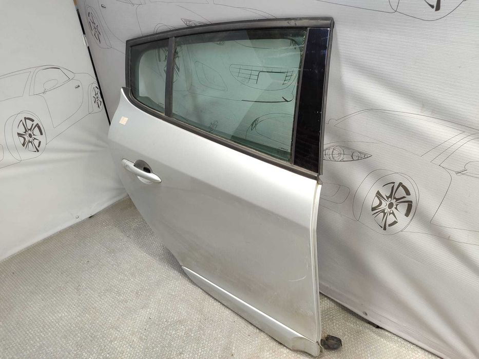 Ușă Spate Dreaptă Renault Megane III Hatchback Gri Cod Culoare D69 2014 / [2009-2016] / 821006014R (1B)