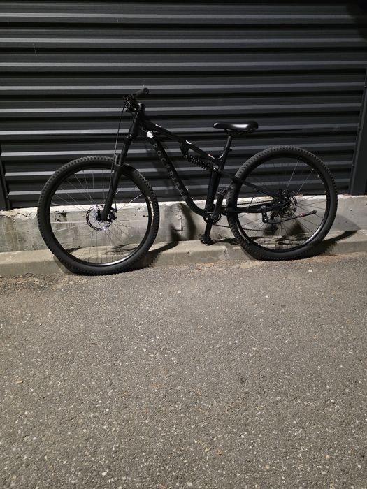 Vând bicicleta full suspensie