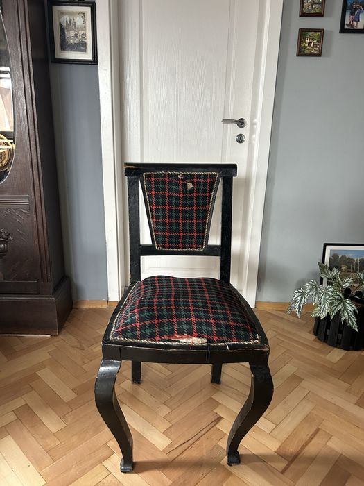 Антикварен стол от масовно дърво в черно