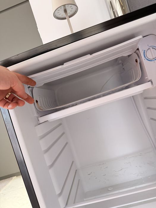 Frigider cu o usa STARCREST SF-91GLS-BKE Clasa E, Capacitate 91L, Iluminare interioara, H 83 cm, Sticla Neagra