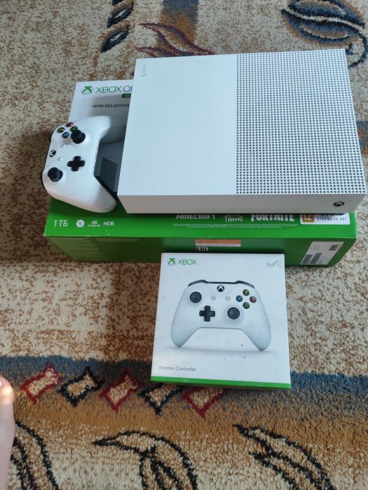 XBOX ONE S с двумя джойстиками
