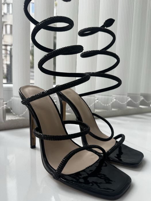 Елегантни черни сандали на висок ток с дълги връзки