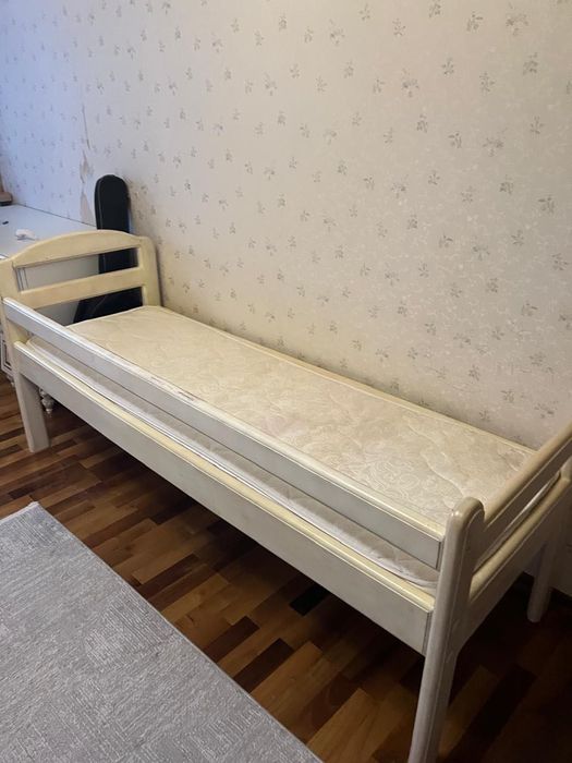 Кровать деревянная