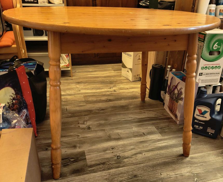 Кръгла дървена маса от бял бор