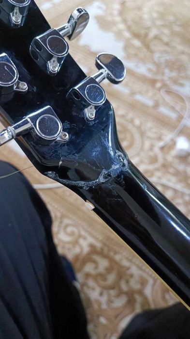 Акустическая гитара срочно 50$  (есть трещина и  чехол в подарок)