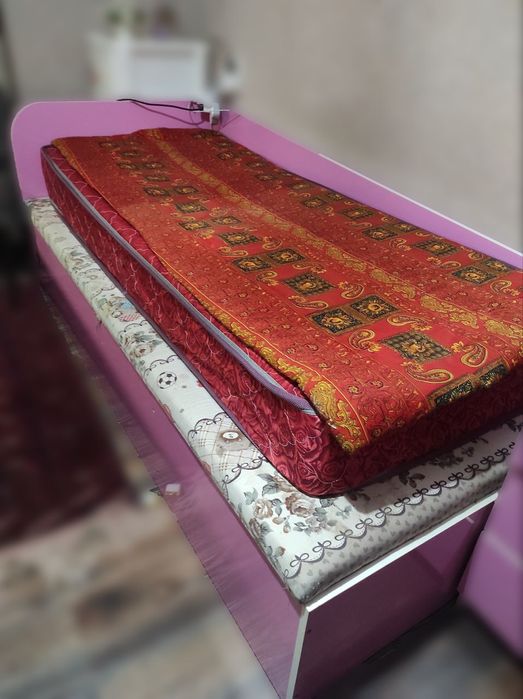 Комплект мебели из комода, тумбочки и кровати