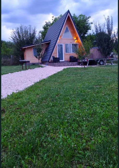Inchiriez cabana (4)