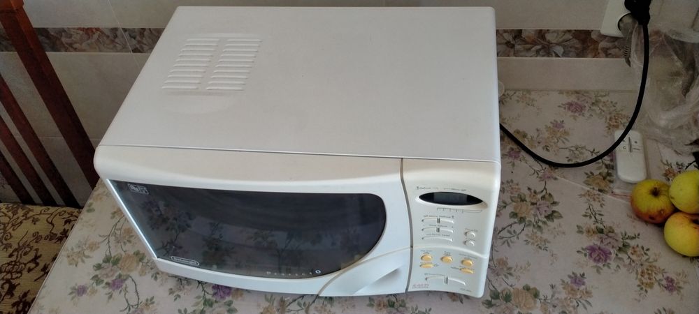 Микроволновая печь DeLonghi.