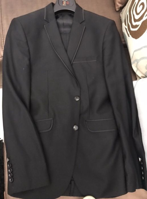 Vand Costum Negru