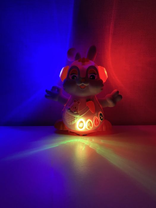 Танцуващо зайче с музика и светлина