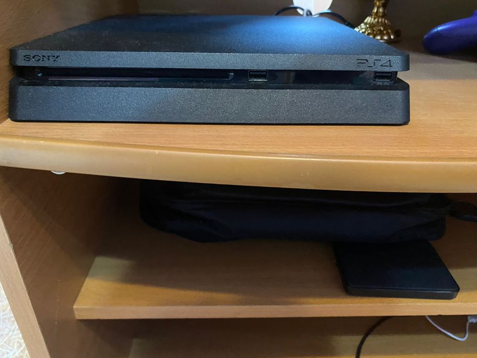 Продам Sony PlayStation 4 слим прошитую 30-35 игр