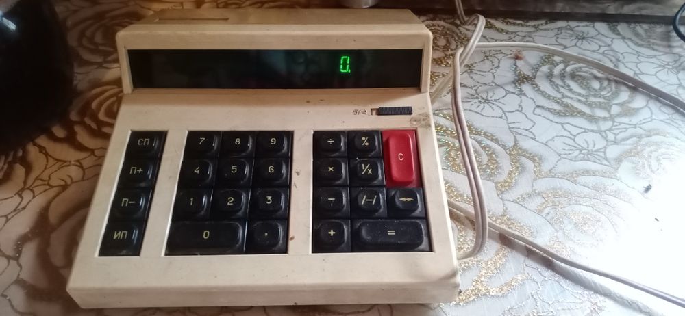 Продам  калькулятор СССР, часы электронные  СССР.