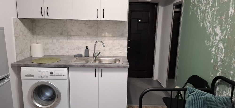 Închiriez garsonieră (exclus animale de companie)