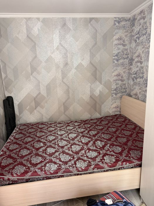 Спальный кровать,тумба,зеркало