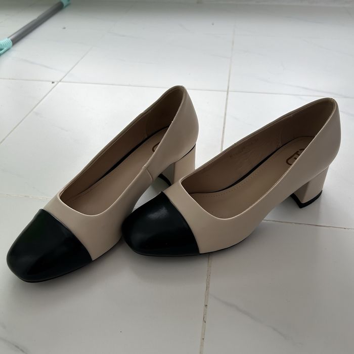 Туфли бежевые с черным носиком