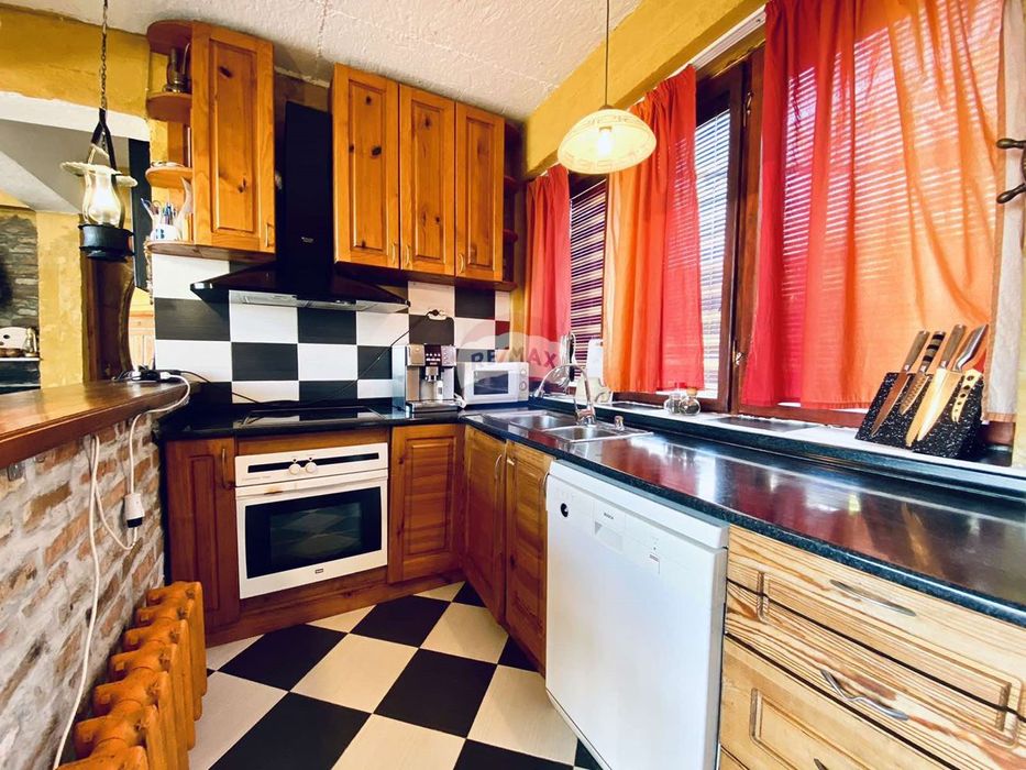 Бизнес имот - къща в артистичен стил, гр.Балчик