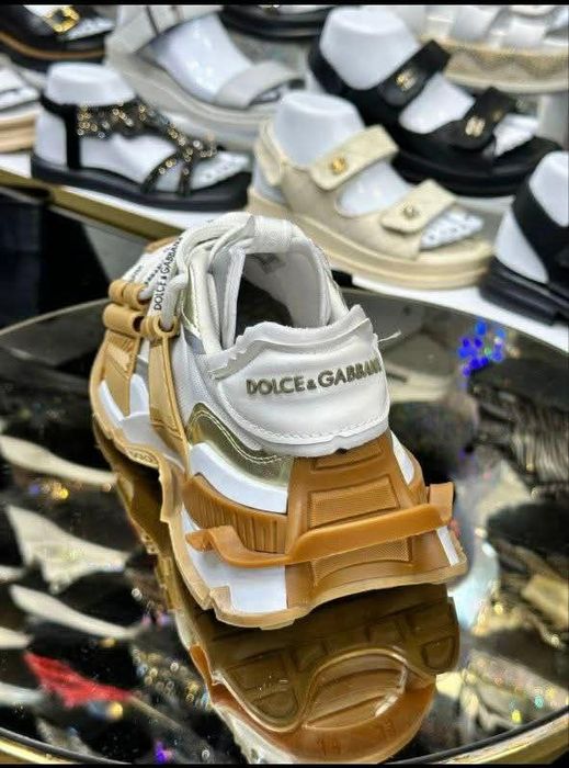 Adidași D&G auriu