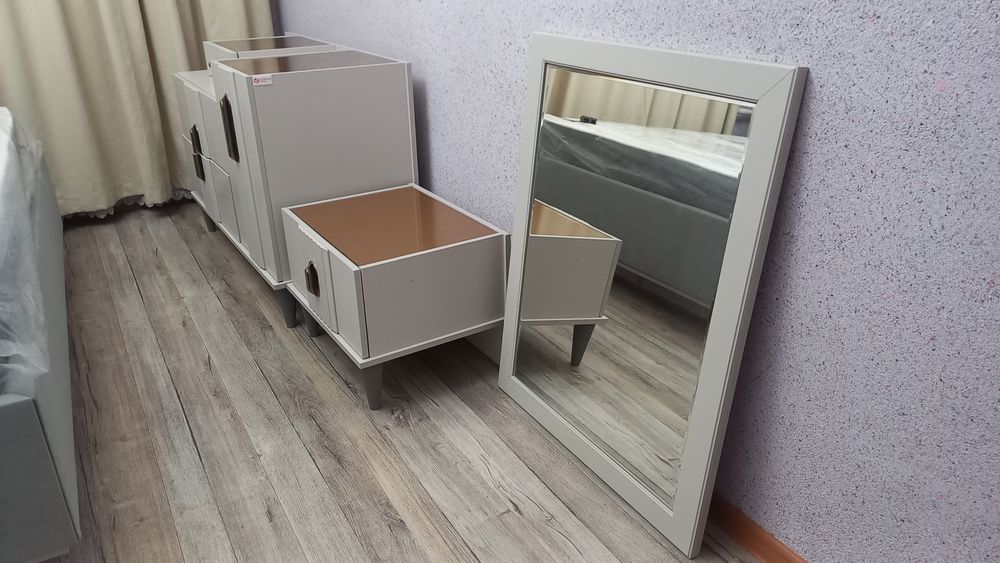 Кровать, тумбы и зеркало