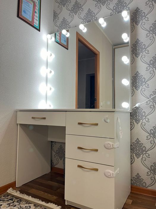 Зеркало гримерное со столом