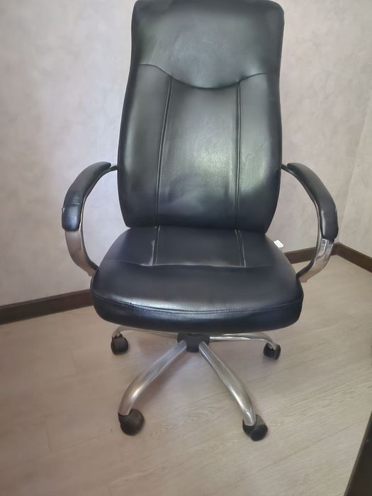 Кресло офисное эко кожа (на крутящейся ножке на колесиках)