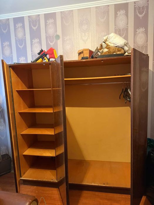 Дървен гардероб в добро състояние