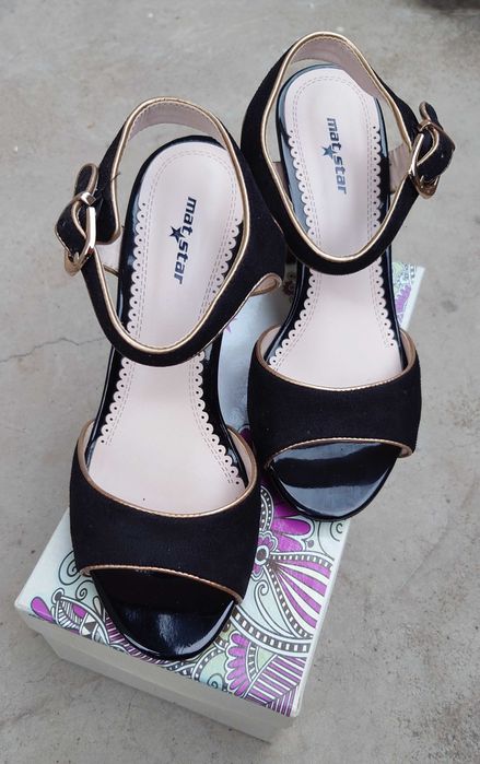 Велурени елегантни сандали