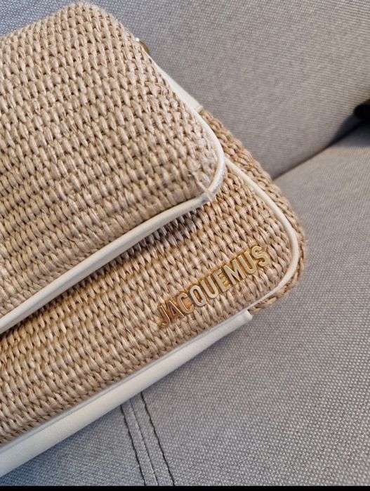 Jacquemus, stil rafie împletită cu detalii din piele/ecoleather albă și logo metalic auriu