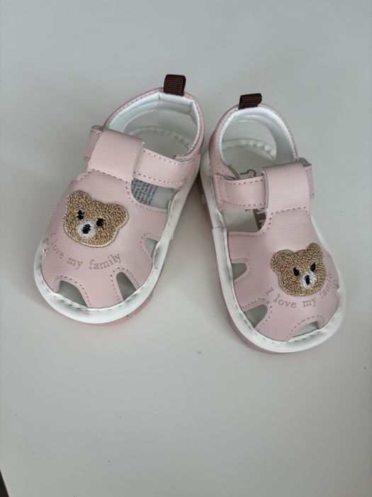 Бебешки сандалки за момиче