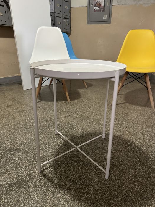 Scaun albastru si masuta cafea ikea