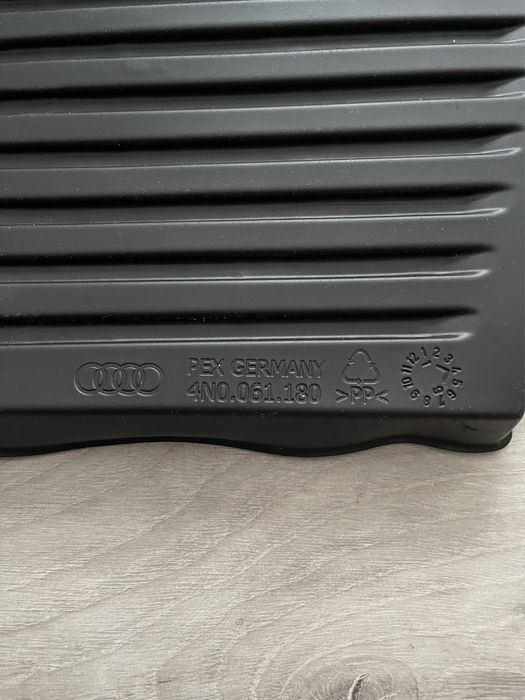 Оригинална гумена постелка за багажник за Audi A8 след 2018г