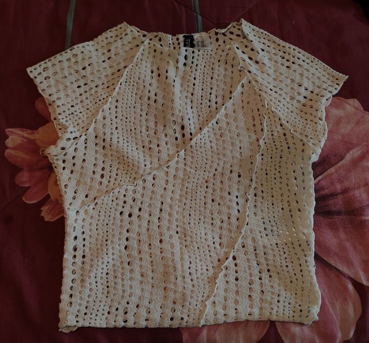 Бял топ (на дупки)