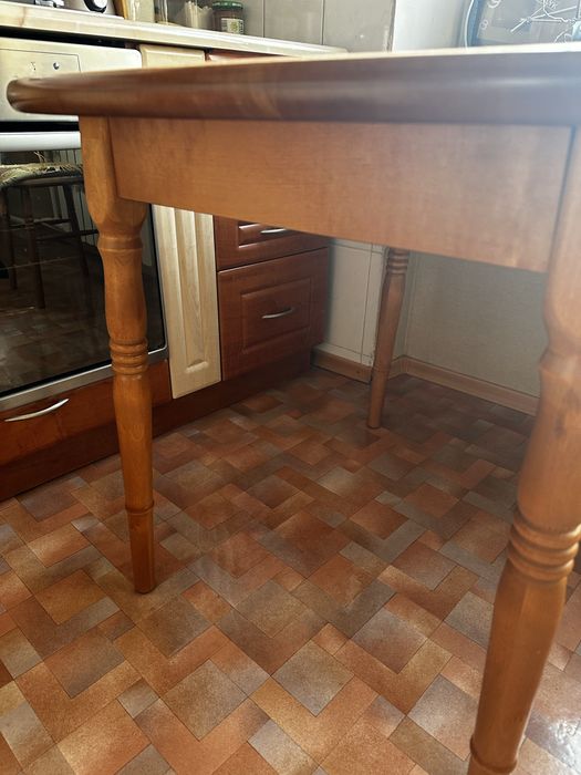 Стол и стул кухонные из дерева