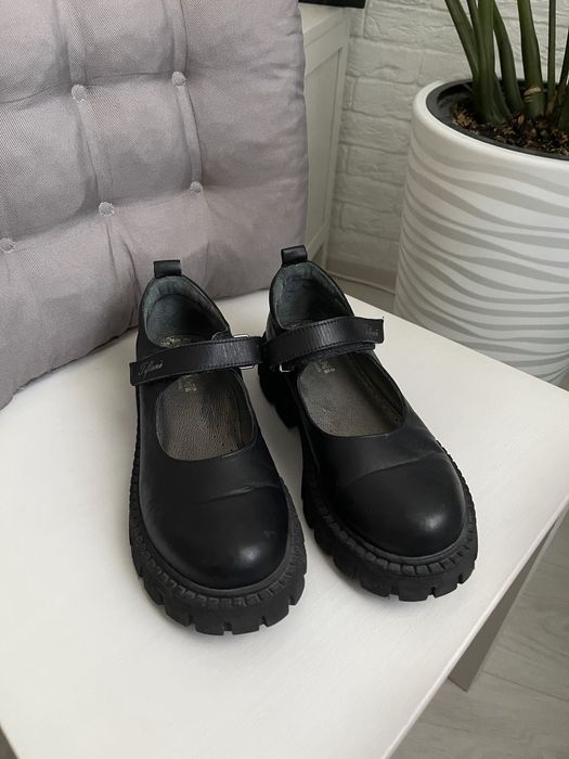 Продам школьные туфли Tiflani