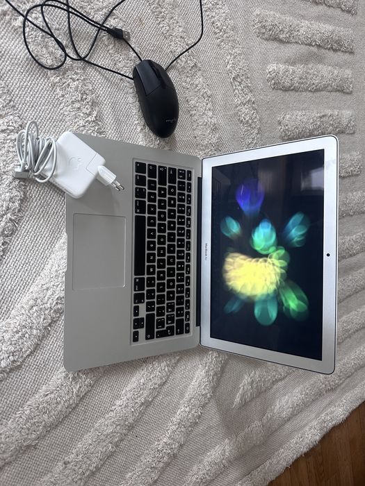 Vand sau schimb! Macbook air 2017 8gb