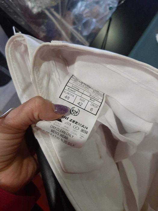 Мъжки  бял костюм от тънък сатен с подплата 42 номер