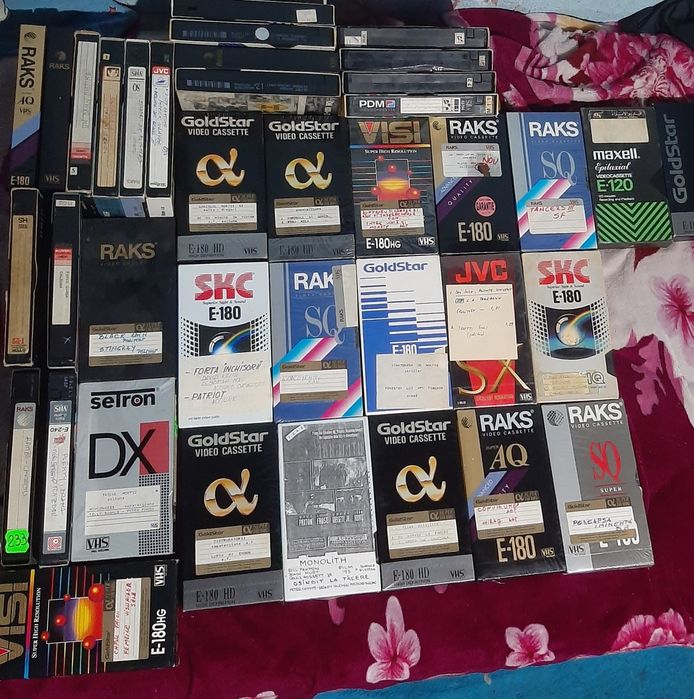 Vând 50 de casete video lot  dublate în română filme vechi în stare bu
