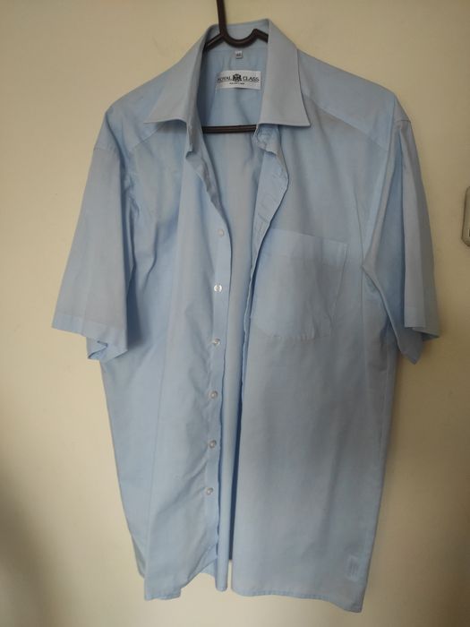 Cămăși cu mânecă lungă și scurtă, diferite mărimi, diferite modele, cu