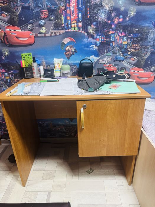 Шифоньер мен стол сатылады