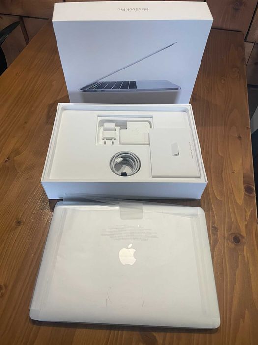 Macbook Pro 13 инча 2018, 2.3Ghz i5, батерия 250цик. С оригинална кутия пълен комплект. Touchbar