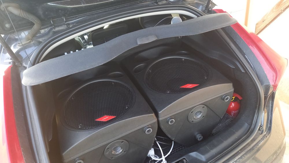 2 boxe active ambele cu reglaje și amplificatoare proprii