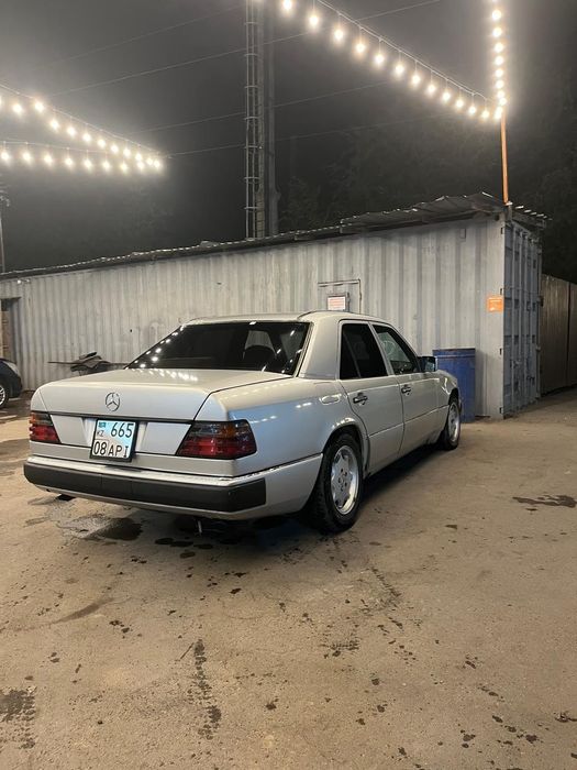 W124 Mercedes-Benz E200