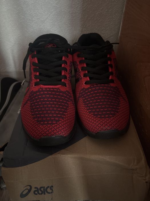 Продаю кроссовки asics